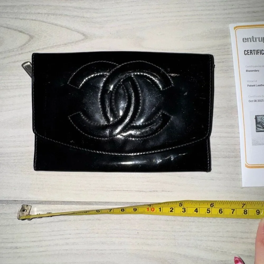 vintage Chanel black patent leather CC logo wallet/clutch   Comes with Authentic